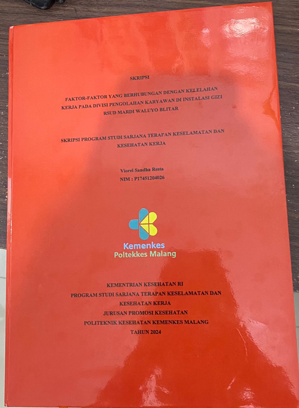 FAKTOR-FAKTOR YANG BERHUBUNGAN DENGAN KELELAHAN  KERJA PADA DIVISI PENGOLAHAN KARYAWAN DI INSTALASI GIZI  RSUD MARDI WALUYO BLITAR 